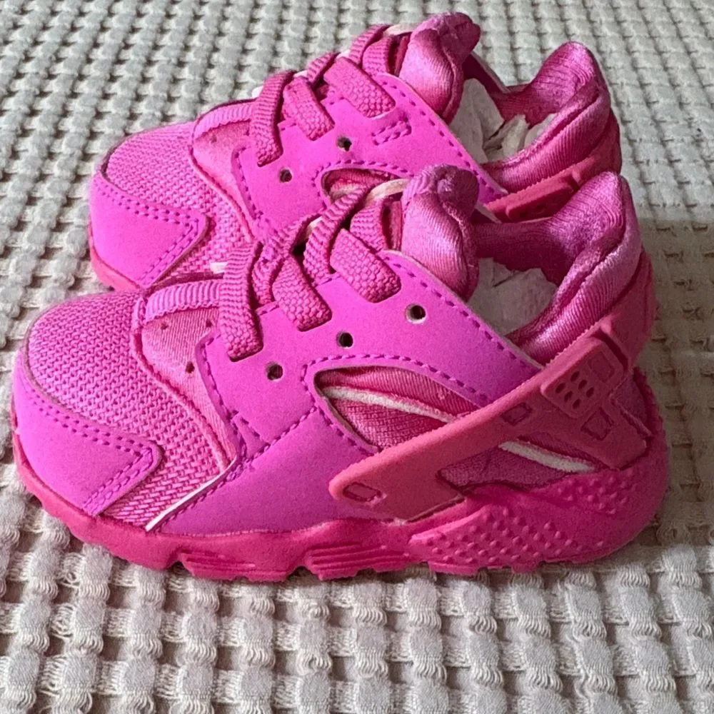 Infant Nike Huaraches Bright Pink Size  4C Like New!